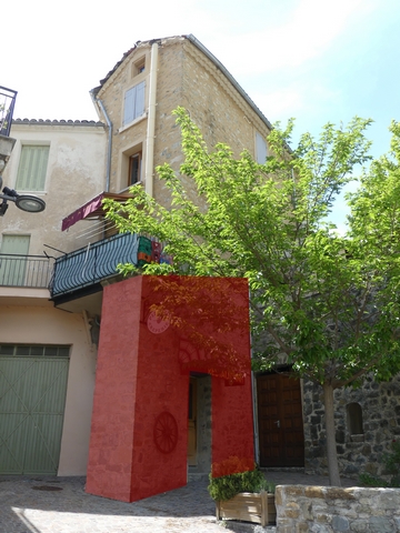 Maison du corps de garde. Vue d'ensemble prise du sud-est, en rouge l'emprise de la maçonnerie de muraille de l'enceinte.