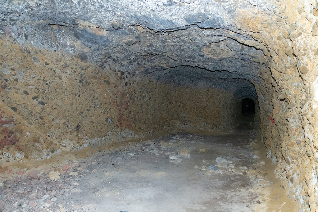 Salle laissée brute de déroquetage du souterrain-caverne allemand de 1943 lié au poste de direction de tir