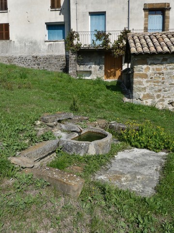 Fontaine, au sud du bâtiment du logis.