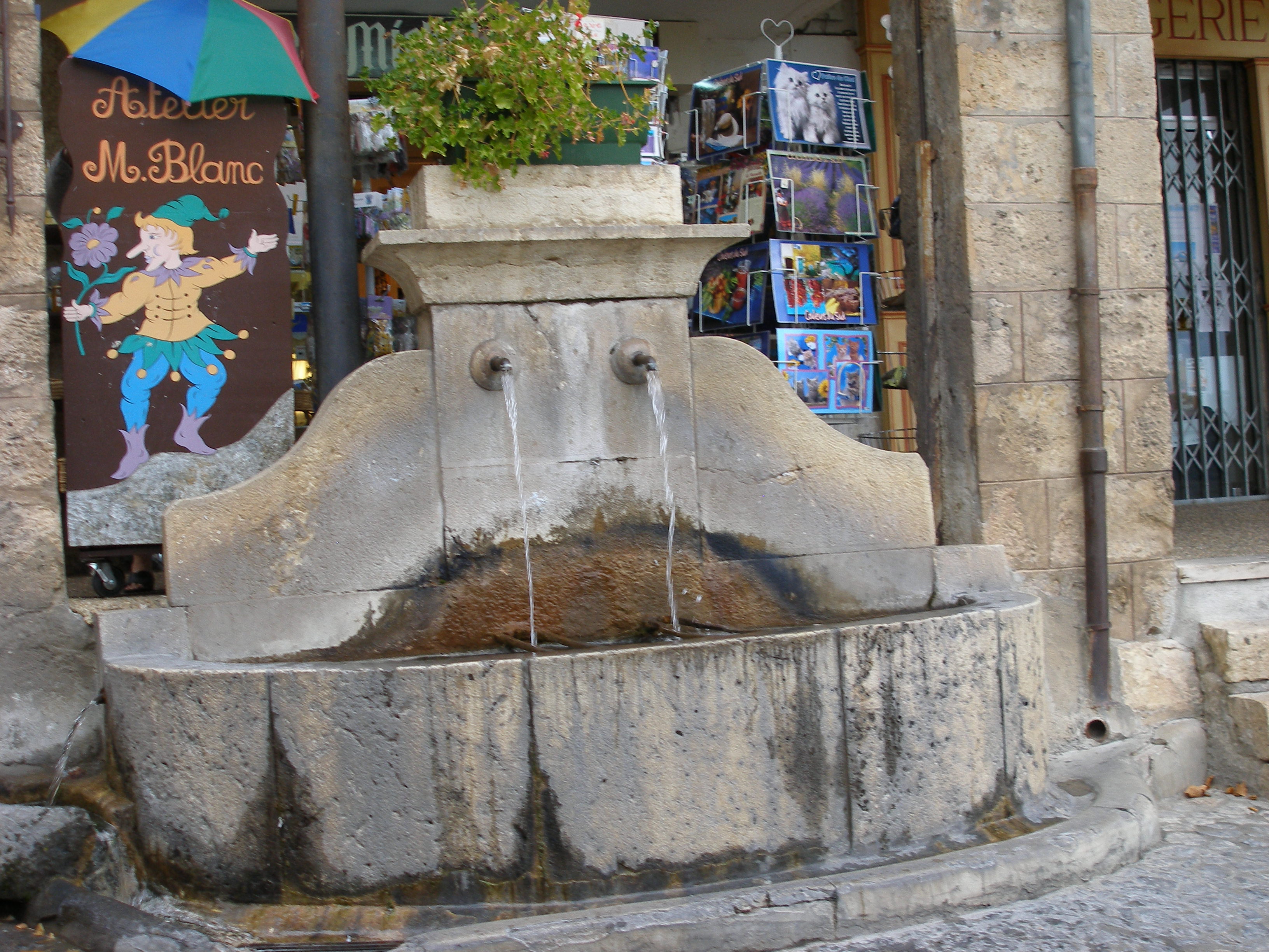 fontaine et abreuvoir de la place du marché, dite aussi fontaine du couvert