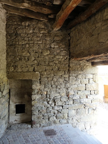 Elévation sud (sous le passage couvert), petite pièce adossée au parement interne de l'enceinte médiévale.