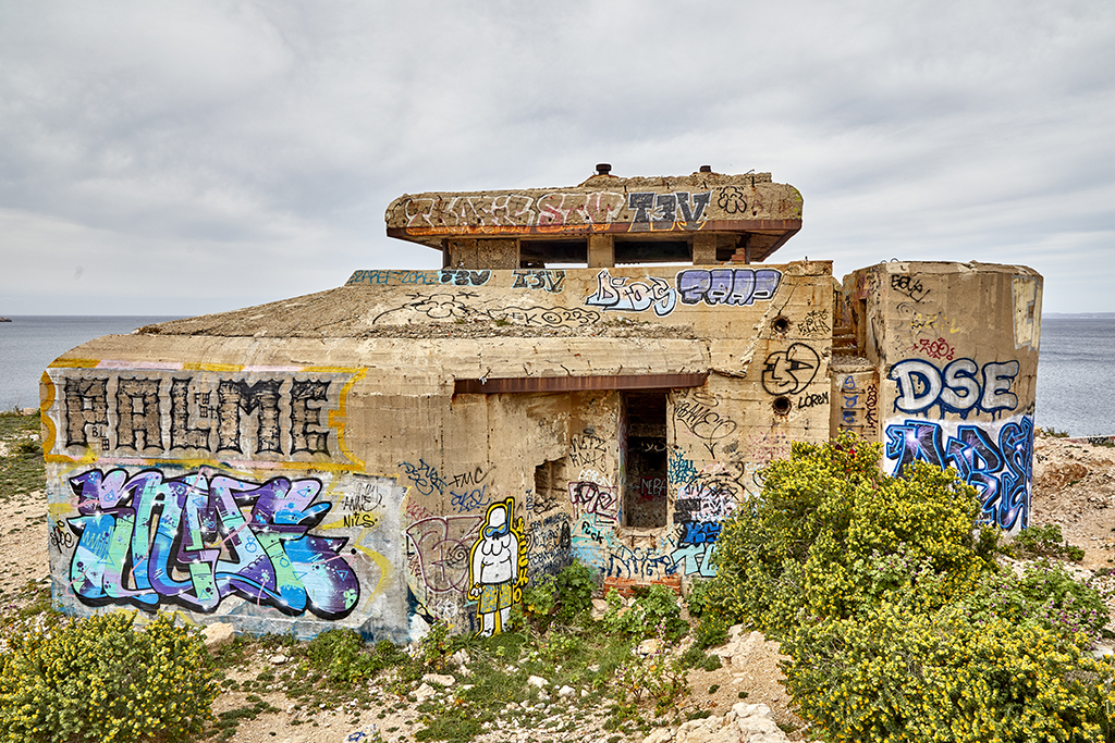 Poste de direction de tir type Regelbau 636, côté gorge,porte du niveau 1,  saignée d'accès au niveau 2 desservant le tobrouk intégré.