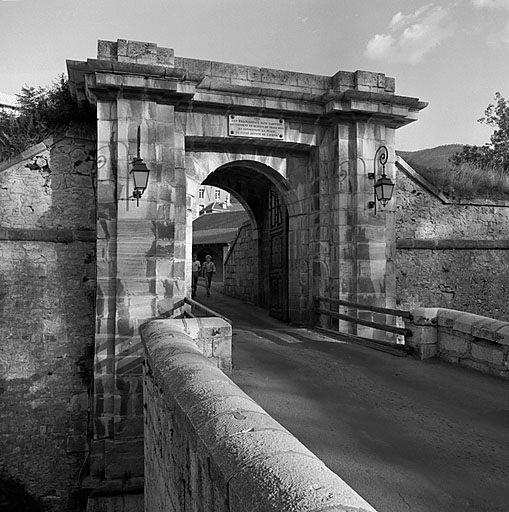 Enceinte de ville. Front ouest. Contregarde. Avant porte d'Embrun (bastion 85).