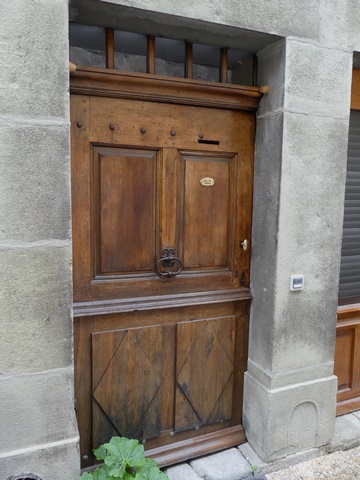 Elévation ouest, premier niveau. Porte du logis, menuiserie moulurée et imposte vitrée en menuiserie.