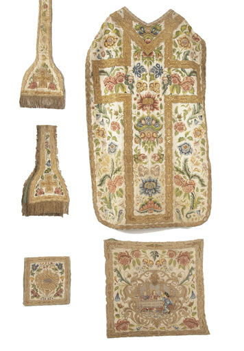 ensemble de vêtements liturgiques : chasuble, voile de calice, étole, manipule, bourse de corporal (ornement blanc)