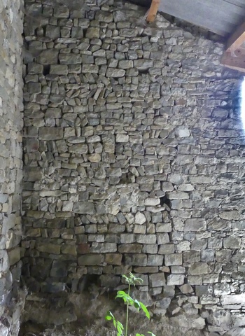Dépendances agricoles. Partie nord, portion de mur avec assises en opus spicatum.
