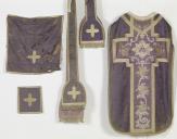 ensemble de vêtements liturgiques (N° 4) : chasuble, voile de calice, bourse de corporal, étole, manipule (ornement violet)