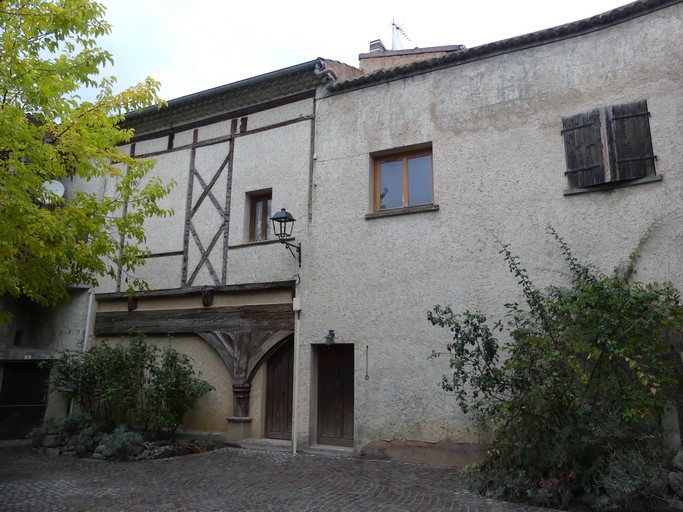 Aile orientale. Façade ouest avec galerie en bois.