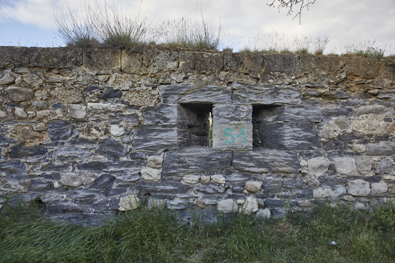 Front Est de l'enceinte, détail du parapet  de la courtine 6-7, avec créneau double convergent, vu du chemin de ronde du rempart