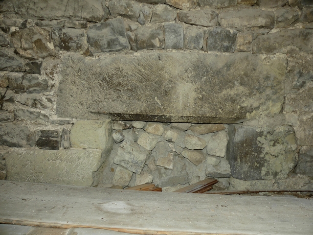 Rez-de-chaussée surélevé, fenil. Mur est, porte murée.