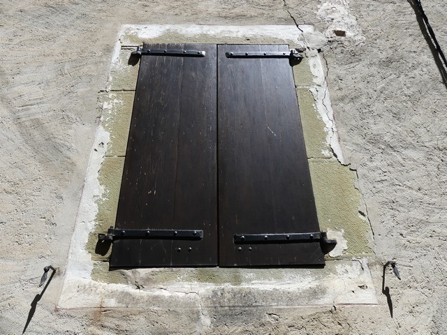Pignon sud, deuxième niveau. Fenêtre équipée de contrevents à cadre.