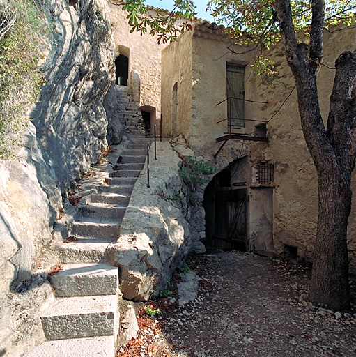 Corps de garde 32. Escalier d'accès à l'étage du corps de garde 32 et de la porte 33.