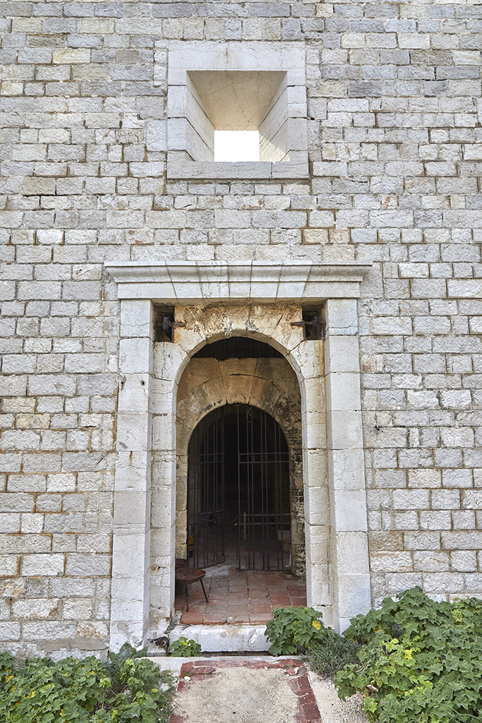 Batterie de 1861, corps de garde crénelé, détail de la porte 