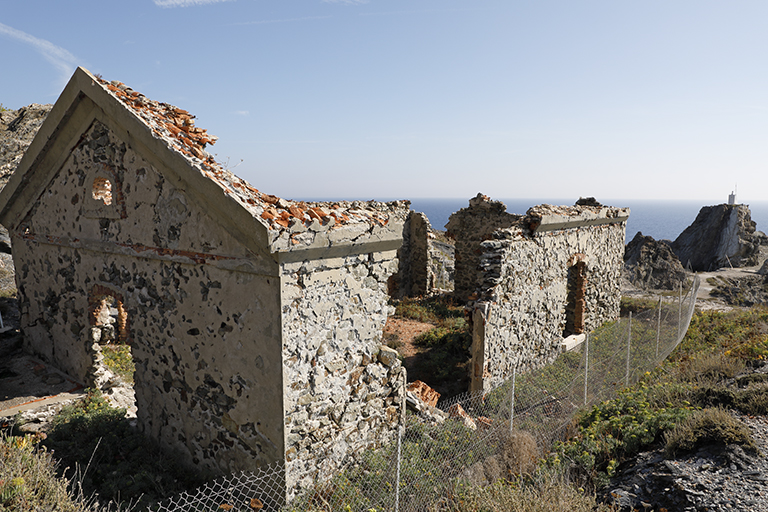 ruines du bâtiment du casernement vu du nord-ouest, mur-pignon nord et gouttereau ouest