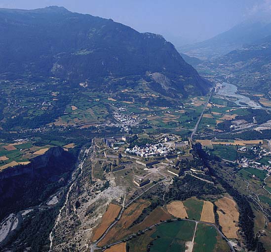 Vue générale prise du nord-est. A gauche, les gorges du Guil et le plateau de Guillestre.