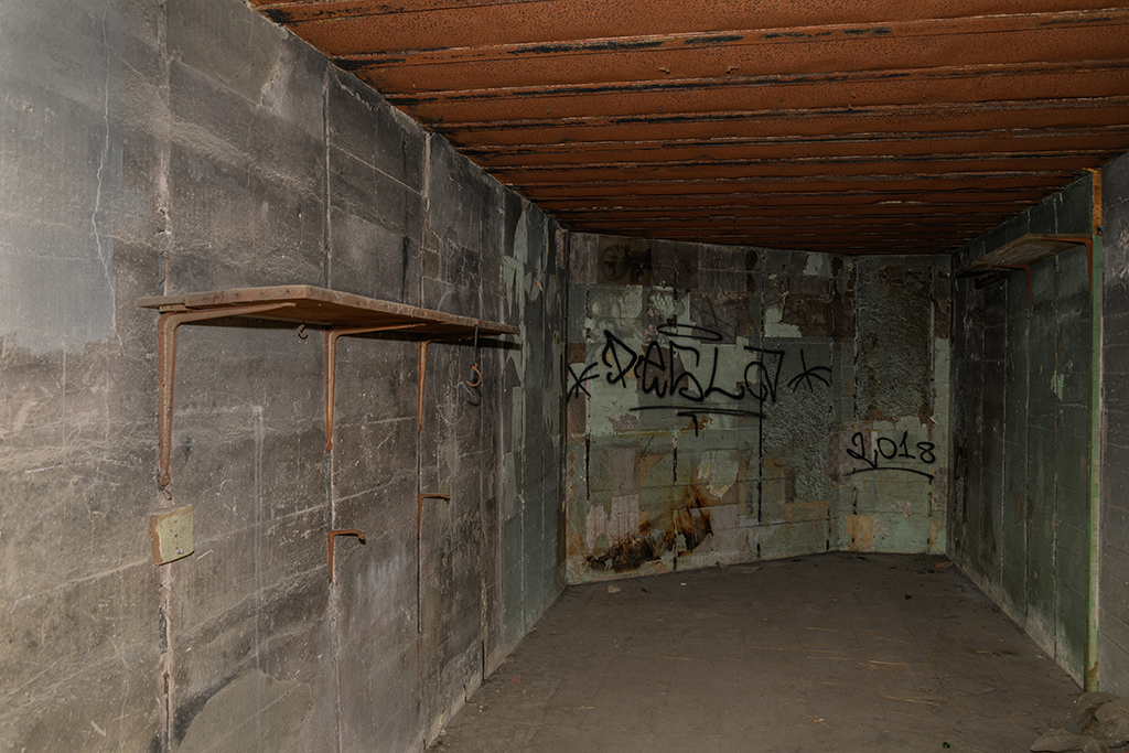 Poste de direction de tir  R 636, intérieur du niveau 1, local aveugle (chambre du personnel), dans le tiers gauche