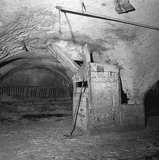 L'écurie. Près du pilier le fourestier, sorte de placard à foin qui communique par une trappe avec la grange au-dessus.