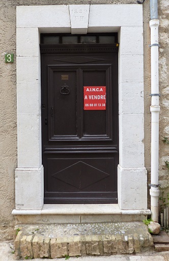 Maison (2022 AY 225). Porte du logis avec encadrement en pierre de taille avec une plate-bande à clef portant l'inscription 1849 F. H. 