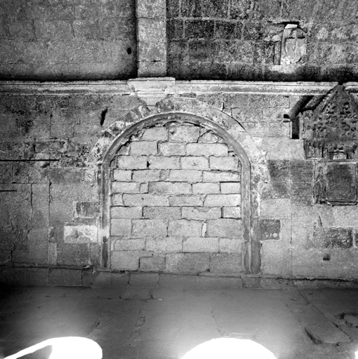 Cloître. Détail : galerie nord, mur nord : porte murée et console du doubleau.