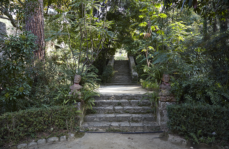 Carrefour de jardin (vue du départ du grand axe avec la paire de jardinières à plantes : Sphinx et Sphige).