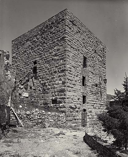 La tour-donjon en 1982, vue d'ensemble prise du sud-ouest.