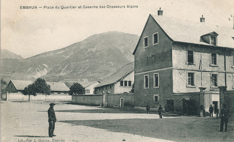 Embrun - Place du quartier et caserne des Chasseurs alpins. [caserne Delaroche], vers 1900.