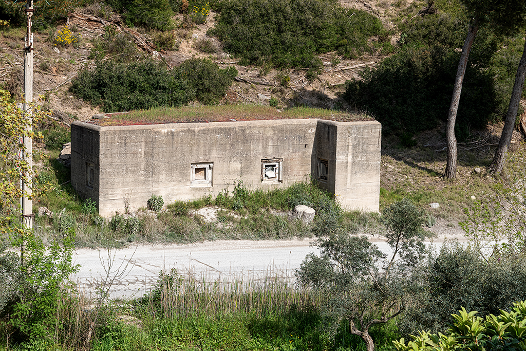 Verrou de La Nerthe, abri de personnel crénelé Est (A2) façade sur la route