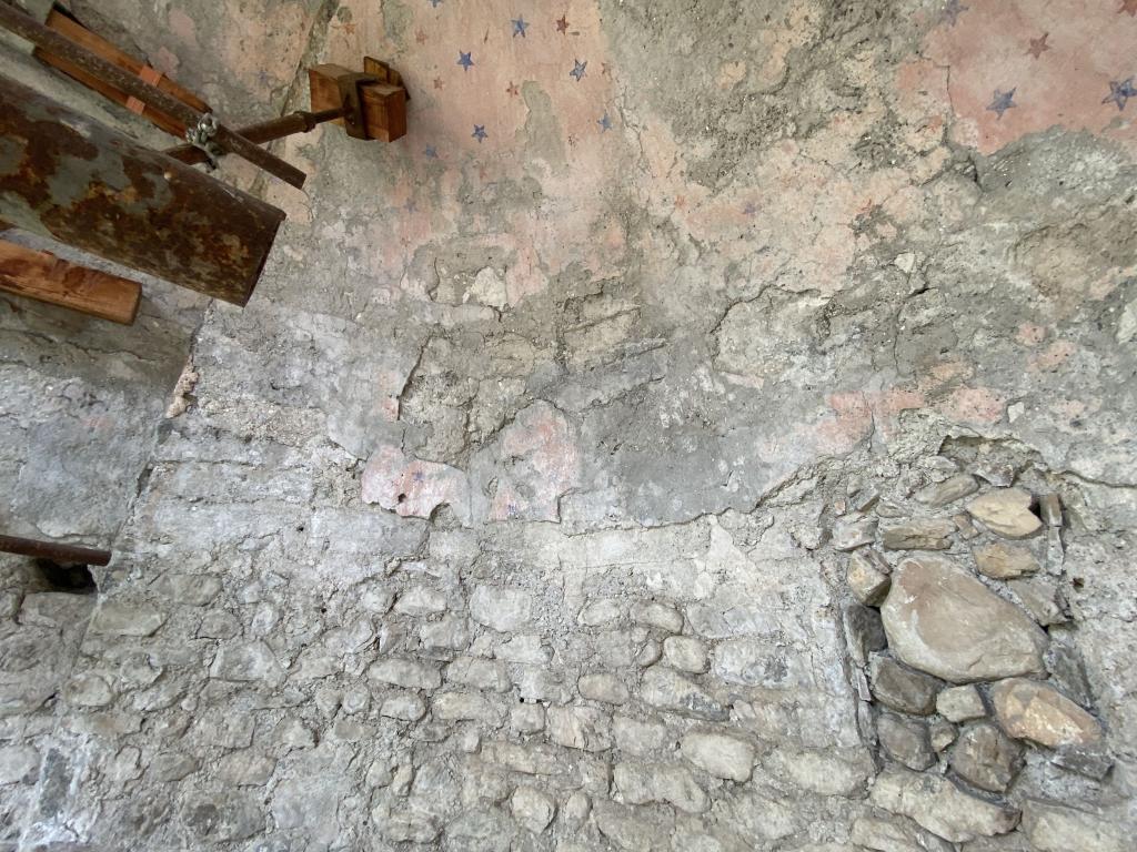 Détail de l'enduit décoratif subsistant sur la voûte de l'abside.