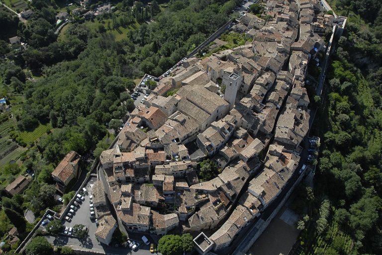 Vue aérienne du bourg prise du nord.