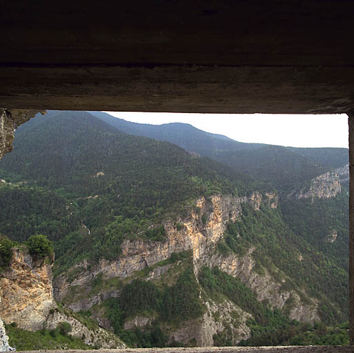 Vue générale des rochers de Servia depuis une embrasure de l'ouvrage d'infanterie n° 243.