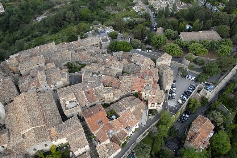 Vue aérienne de la partie nord du bourg de Saint-Paul de Vence avec le détail des toitures. 