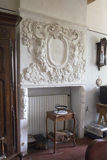 Val-de-Chalvagne. Château de Villevieille. Petit salon du rez-de-chaussée surélevé. Cheminée recevant un décor de gypserie.