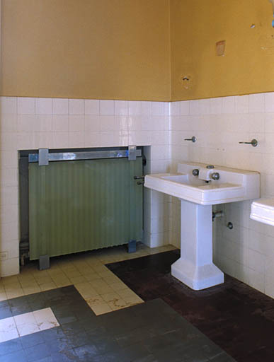 Premier étage. Salle de bain Ae. Côté sud, cache-radiateur en verre et chrome.