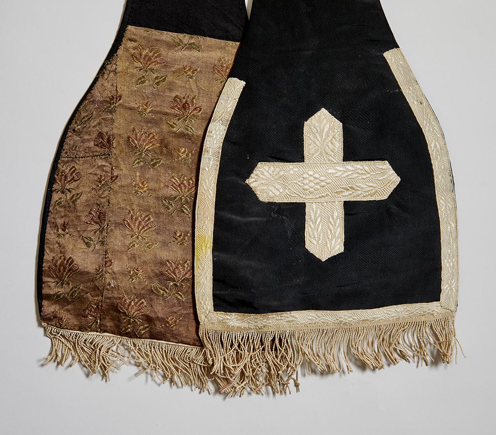 Ornement noir : chasuble, étole, bourse de corporal