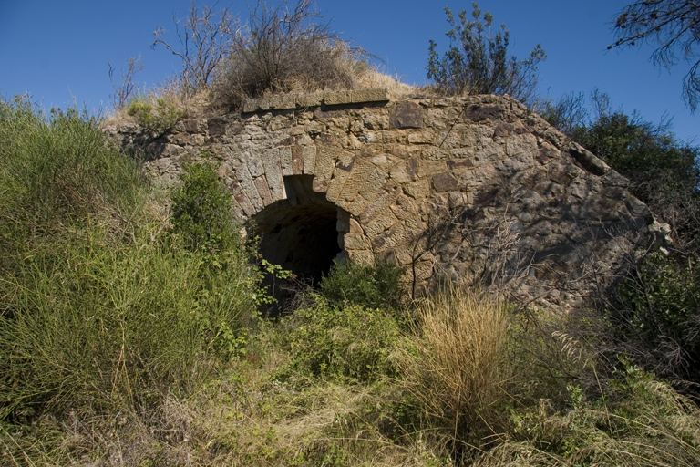 Façade d'entrée d'une des traverses-abri de la batterie.