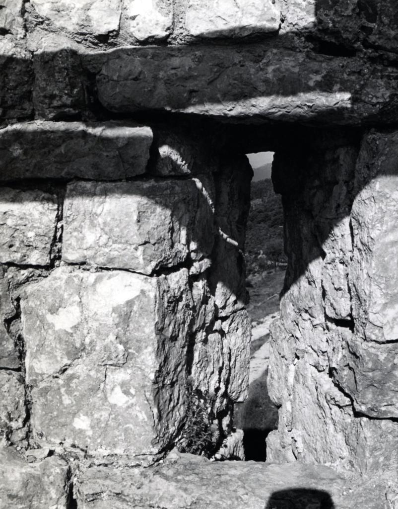 [Château de Bargème pendant les travaux de restauration, archère de la courtine occidentale], [vers 1967]. 