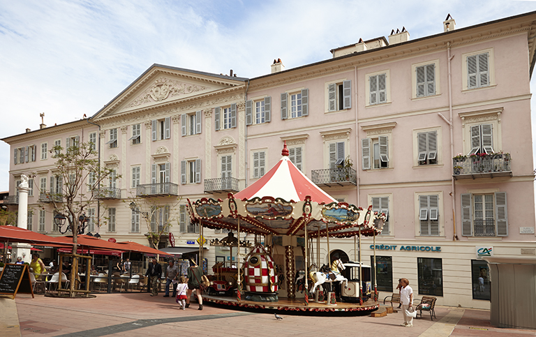 Hôtel particulier dit Palais Trenca de Monléon, puis hôtel de voyageurs dit Hôtel d'Angleterre, puis Hôtel Bristol, puis hôtel de ville, actuellement immeuble