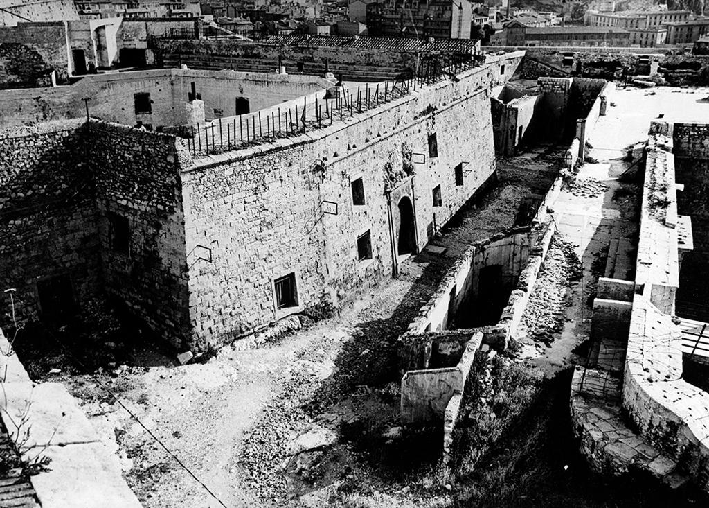 Fort St Nicolas : passage entre la courtine d'entrée casematée de la seconde enceinte et la demi-lune d'entrée du donjon, etat en 1946 photo MAP.
