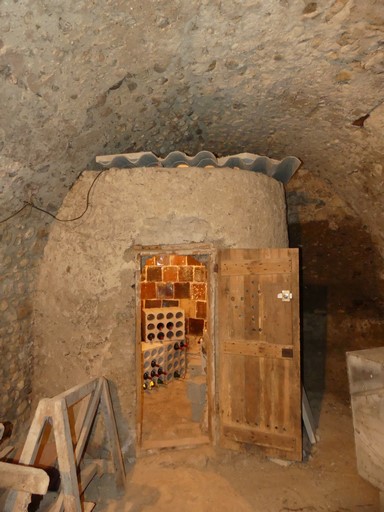 Cuvage en sous-sol, couvert par une voûte en berceau ; cuve vinaire maçonnée circulaire, transformée en réduit. Maison située rue des Deux-Tours au bourg de Ribiers (parcelle 1998 E2 1978).
