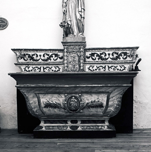ensemble du maître-autel : autel, tabernacle et deux gradins d'autel