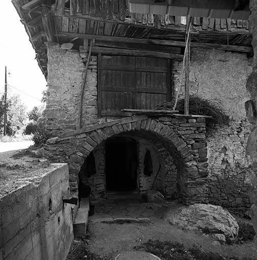 Façade ouest. Noter l'arc en pierre.