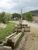 Fontaine et lavoir du hameau des Henry