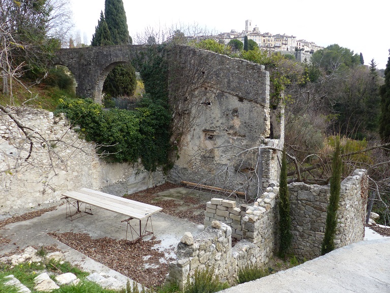 Moulin des Trioux (1833 D 482). Vue d'ensemble prise du nord-ouest. Au fond, le mur sud soutenant la roue verticale hydraulique, à gauche l'aqueduc.