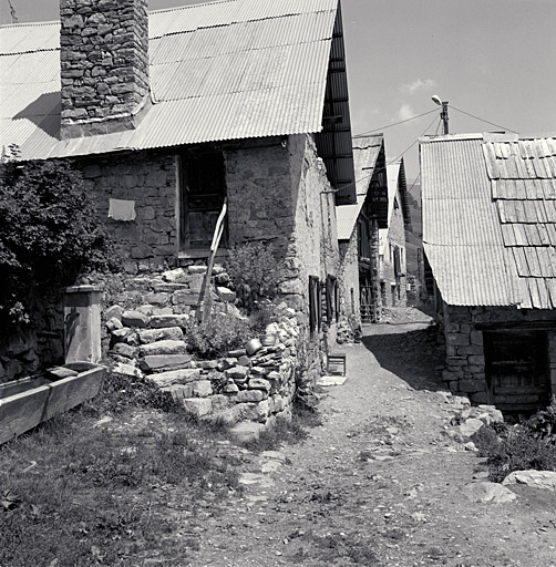 Les Marches. Ruelle devant la parcelle 1586. Toutes les façades en mur-pignon regardent le sud, les maisons ne se font donc pas face.