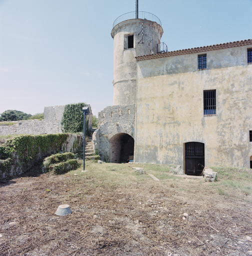 Courtine D, tour et partie de facade est du château A vues du bastion C.