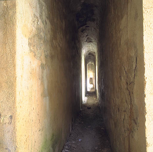 Couloir d'isolement du magasin à poudre du fort.