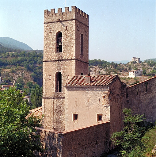 Porte 15. Vue nord est de la tour porte et de la tour de l'église.
