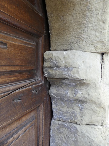 Elévation nord, premier niveau. Porte du logis, détail d'un corbelet de l'encadrement.