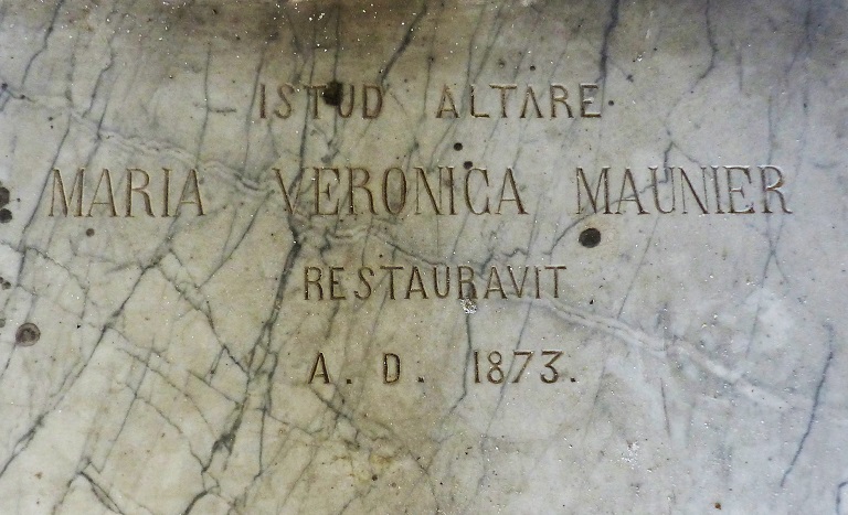 Tombe en marbre devant l'autel. Détail de l'inscription sur la dalle placée à droite : "ISTUD ALTARE / MARIA VERONICA MAUNIER / RESTAURAVIT / A.D. 1873".