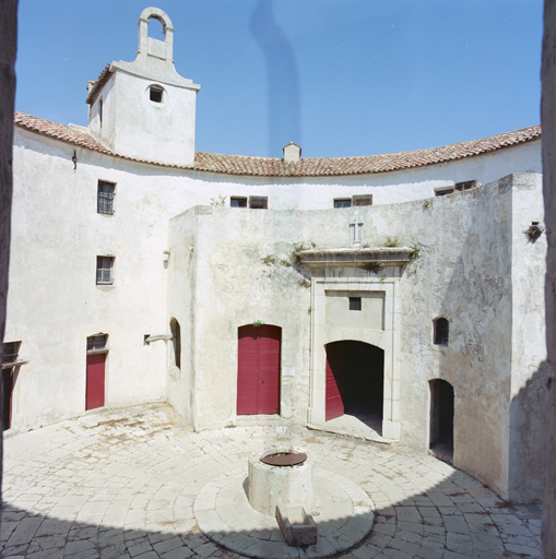 Avant-corps sur la cour centrale.